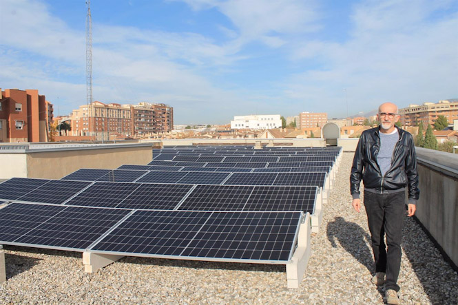 Esteban Ruiz, con las placas fotovoltaicas en la sede de CCOO Granada (CCOO)