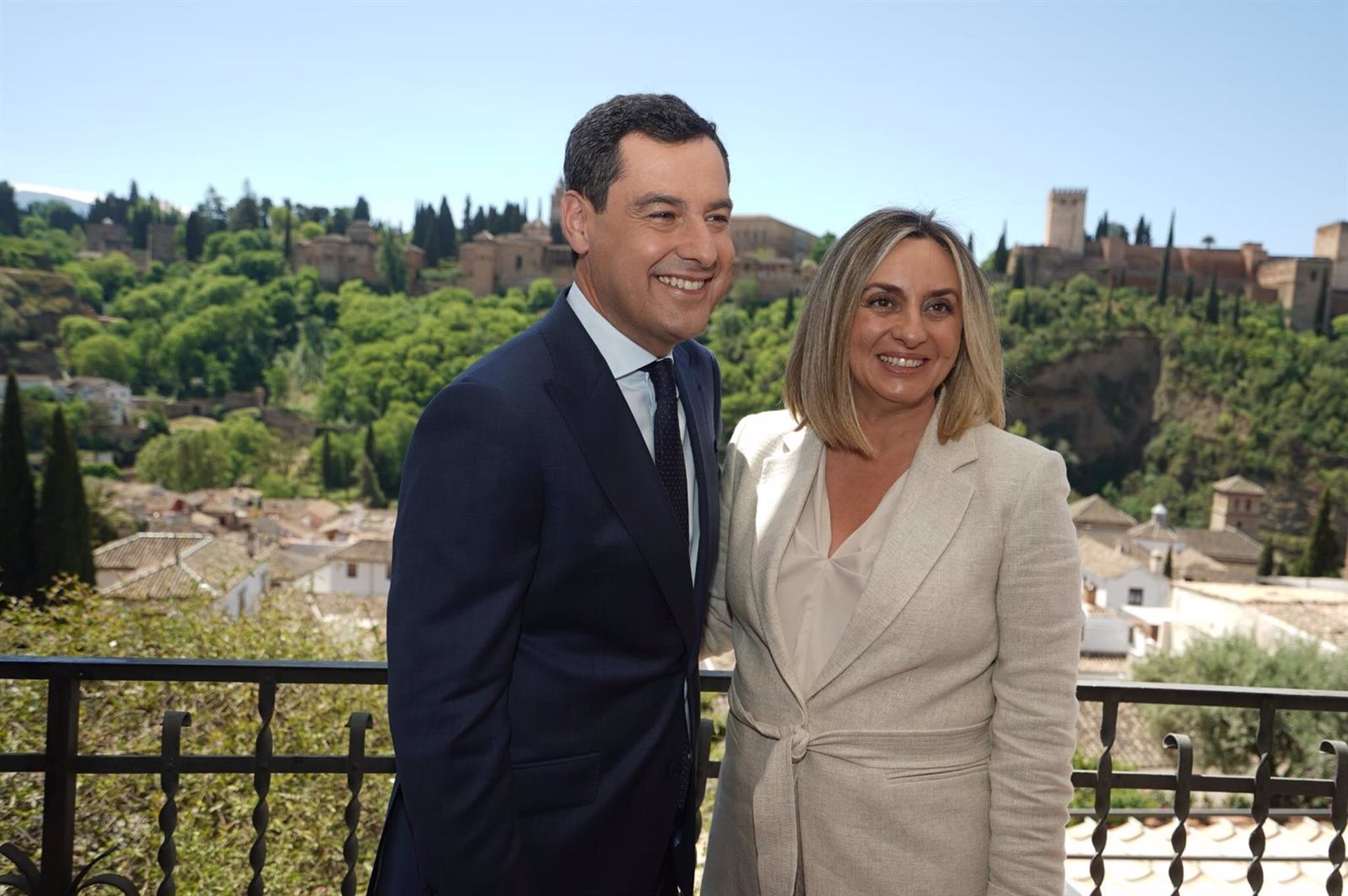 El presidente de la Junta de Andalucía y presidente del PP-A, Juanma Moreno, junto a la consejera de Fomento, Articulación del Territorio y Vivienda y candidata a la Alcaldía de Granada, Marifrán Carazo (PP-A)