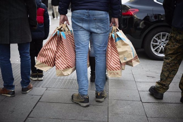 Una persona con bolsas en una calle comercial (JESÚS HELLÍN - EUROPA PRESS) Una persona con bolsas en una calle comercial (JESÚS HELLÍN - EUROPA PRESS)