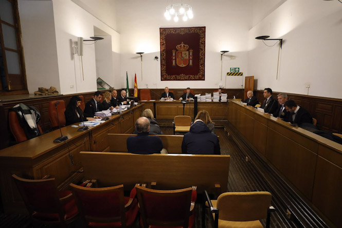 Detalle de la sala durante el juicio contra la excúpula de la Alhambra por el `caso audioguías` en los Juzgados de Granada, el pasado lunes (ÁLEX CÁMARA - EUROPA PRESS)