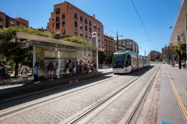 El Metro llegando a la parada (JUNTA)