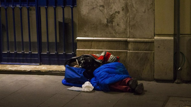 Una mujer duerme en la calle (ARZOBISPADO)