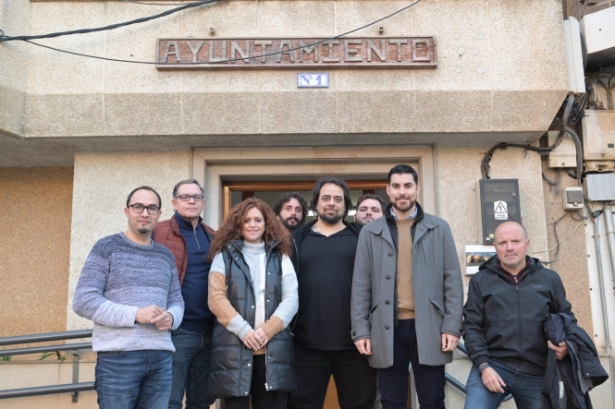 En el centro, el director de cine Sam Molina, junto al alcalde de Dúrcal, Julio Prieto, el periodista Antonio Mansilla, y miembros del equipo de gobierno local y de la productora (AYUNTAMIENTO) 