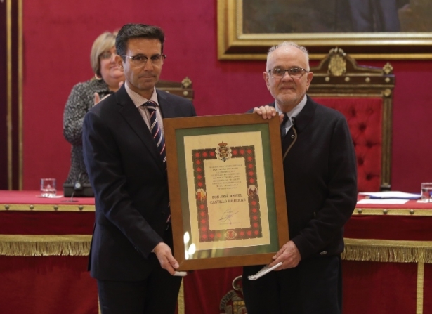 El hermano de José Miguel Castillo Higueras recoge la dsitinción de concejal honorario (AYUNTAMIENTO DE GRANADA) El hermano de José Miguel Castillo Higueras recoge la dsitinción de concejal honorario (AYUNTAMIENTO DE GRANADA)