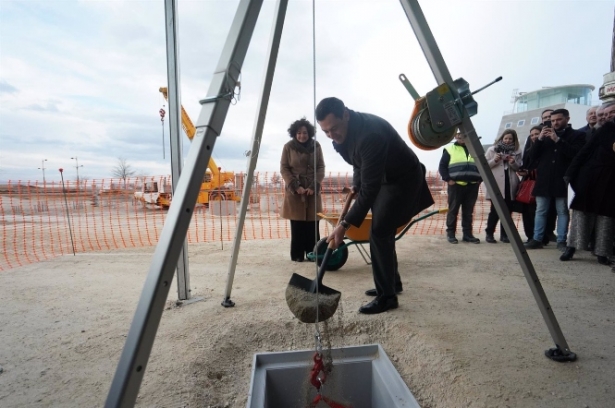 Colocación de la primera piedra del edificio UGR-Dones en el Parque Metropolitano Industrial y Tecnológico de Granada (JUNTA) Colocación de la primera piedra del edificio UGR-Dones en el Parque Metropolitano Industrial y Tecnológico de Granada (JUNTA)