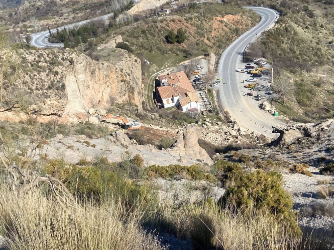 Trabajos en la A-395 tras el desprendimiento de una ladera (JUNTA) 