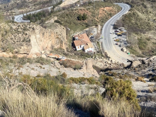 Trabajos en la A-395 tras el desprendimiento de una ladera (JUNTA) 