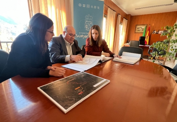 El alcalde, José A. Robles, y las tenientes de alcalde, Elisabeth García y Sonia Fernández, estudiando la propuesta (AYTO. GÜEJAR SIERRA)