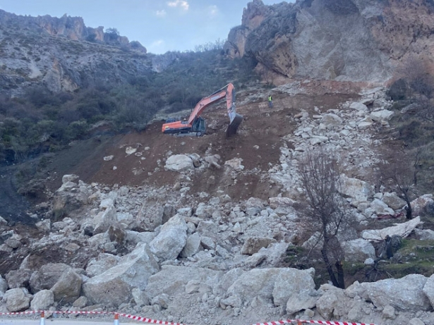 Trabajos de refuerzo en la ladera afectada por deslizamientos en la A-395, la semana pasada (JUNTA) Trabajos de refuerzo en la ladera afectada por deslizamientos en la A-395, la semana pasada (JUNTA)