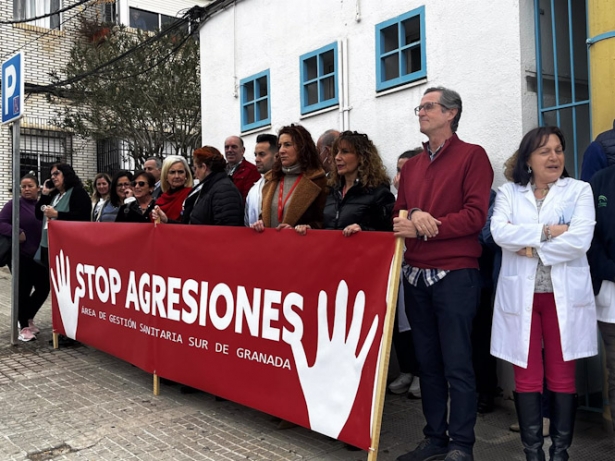 Concentración contra las agresiones a profesionales del Área de Gestión Sanitaria Sur de Granada (ÁREA DE GESTIÓN SANITARIA SUR) Concentración contra las agresiones a profesionales del Área de Gestión Sanitaria Sur de Granada (ÁREA DE GESTIÓN SANITARIA SUR)