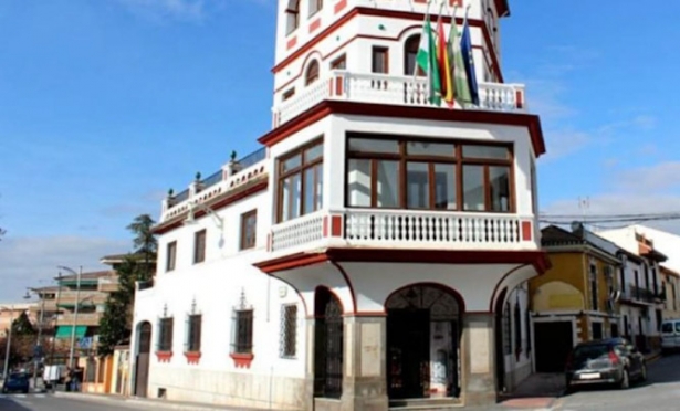 Fachada del Ayuntamiento de Pinos Puente (PP) Fachada del Ayuntamiento de Pinos Puente (PP)