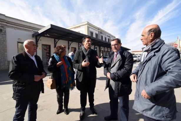 El alcalde y el presidente de la Diputación de Granada, Francisco Cuenca y José Entrena, en el centro en la imagen, delante de la estación de Renfe (DIPUTACIÓN)