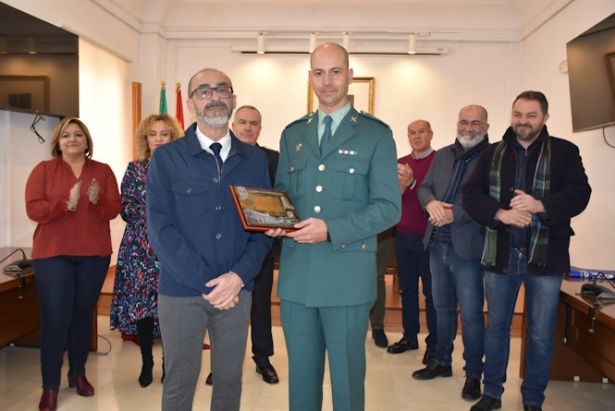 Imagen de la entrega de la placa (AYTO. ALBOLOTE)