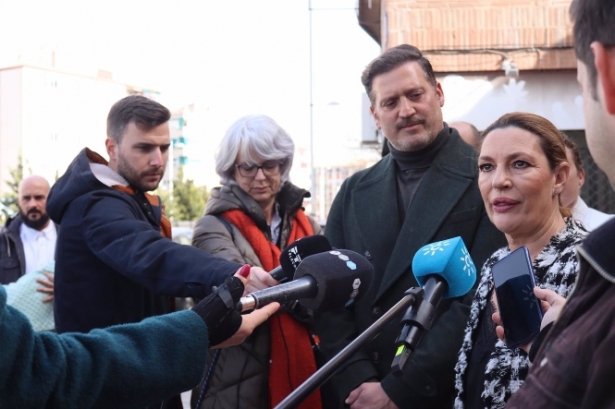 La candidata de Ciudadanos a la Alcaldía de Granada, Concha Insúa, atiende a los medios junto a Javier Sierra. (CS) La candidata de Ciudadanos a la Alcaldía de Granada, Concha Insúa, atiende a los medios junto a Javier Sierra. (CS)