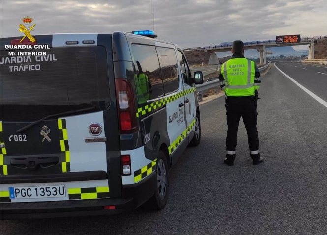 Imagen de archivo de un control de tráfico de la Guardia Civil (GUARDIA CIVIL)