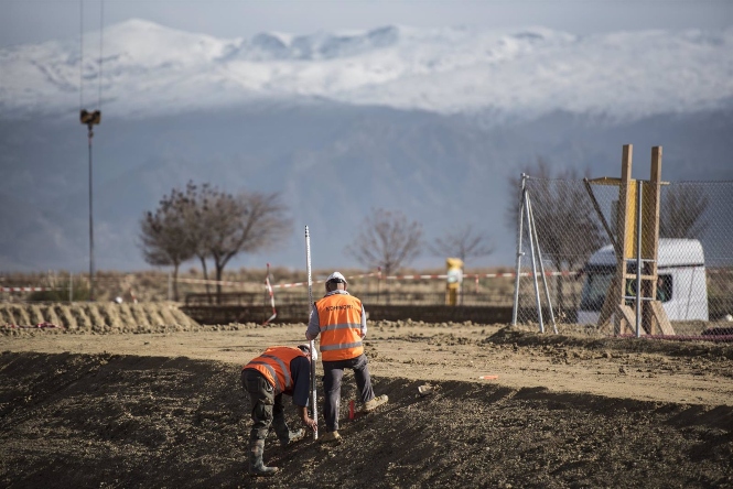 Obras que se desarrollan en el polígono industrial de Escúzar (ÁLEX CÁMARA / EUROPA PRESS)
