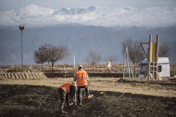 Obras que se desarrollan en el polígono industrial de Escúzar (ÁLEX CÁMARA / EUROPA PRESS)