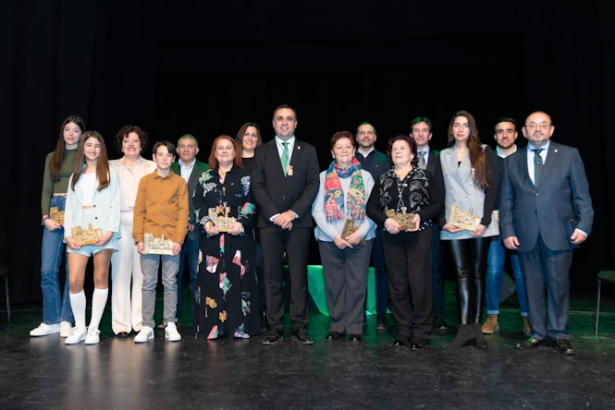 Foto de familia de los galardonados (AYTO. GRANADA) Foto de familia de los galardonados (AYTO. GRANADA)