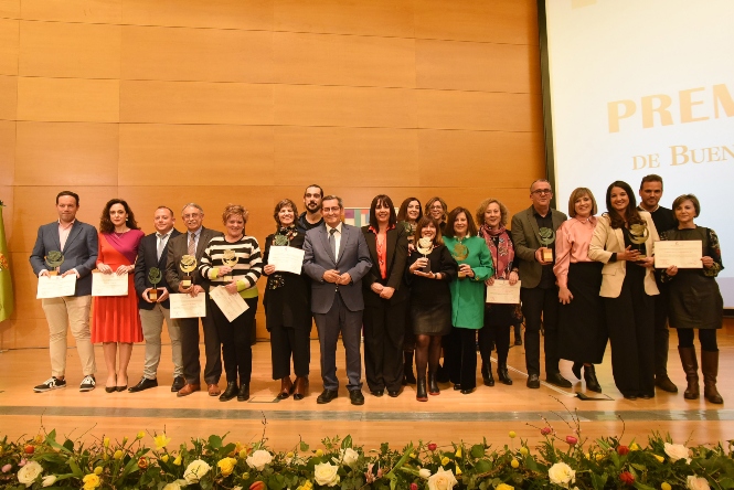 Foto de familia de los galardonados (R. MARTÍNEZ / DIPGRA) 