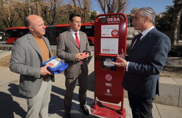 Desfibrilador en Avenida de la Constitución (AYUNTAMIENTO DE GRANADA) 