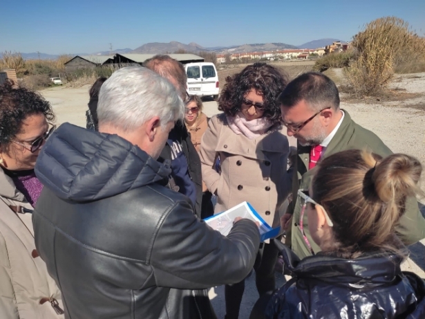 Autoridades municipales visitan los terrenos donde se construirá el nuevo colegio de Ambroz (AYTO. VEGAS DEL GENIL) Autoridades municipales visitan los terrenos donde se construirá el nuevo colegio de Ambroz (AYTO. VEGAS DEL GENIL)