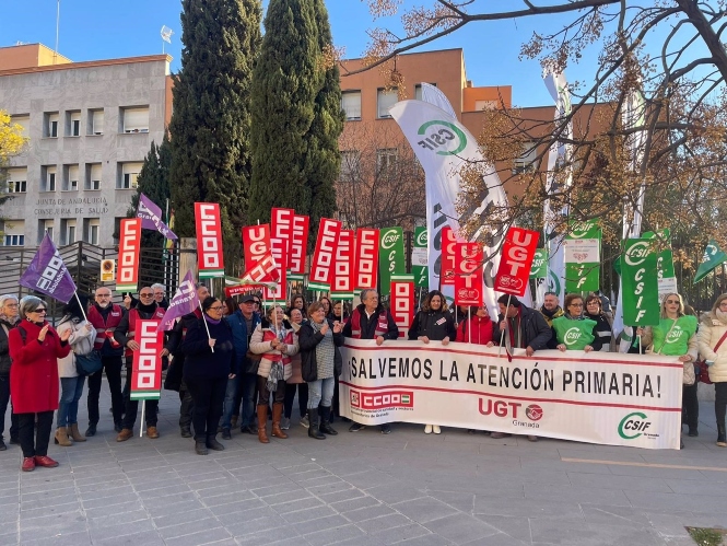 Concentración de los sindicatos ante la Delegación de Salud de la Junta en Granada (CCOO) 