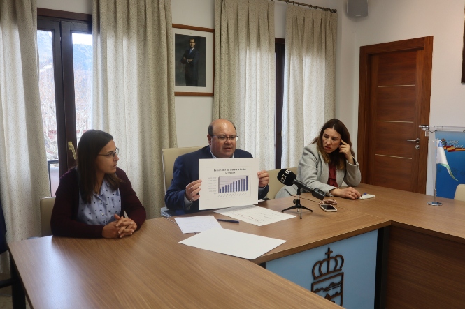 El alcalde de Güéjar y las dos primeras tenientes de alcalde, en rueda de prensa (AYTO. GÜÉJAR SIERRA) 