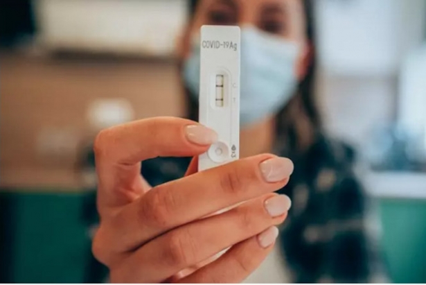 Test Covid-19 positivo (VIOLETASTOIMENOVA/ ISTOCK) 