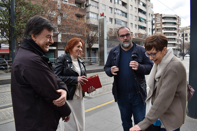 Miembros de IU en la parada del metro (IU)