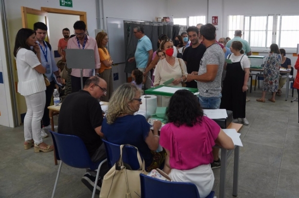 Ciudadanos ejerciendo su derecho al voto durante el día de las elecciones a la presidencia de la Junta de Andalucía (EDUARDO BRIONES / EUROPA PRESS) 