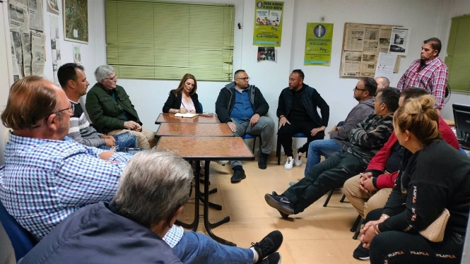 La candidata de Ciudadanos (CS) a la Alcaldía de Granada, Concha Insúa, se reúne con la plataforma de mercadillo Zaidín. (CS)