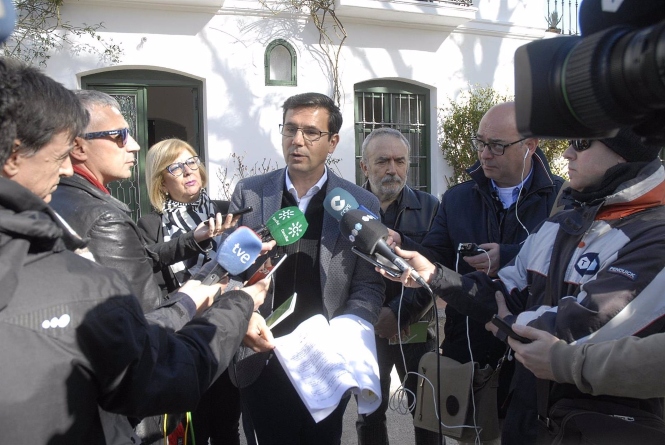El alcalde de Granada, Francisco Cuenca, atendiendo a los medios. ARCHIVO (AYUNTAMIENTO GRANADA)