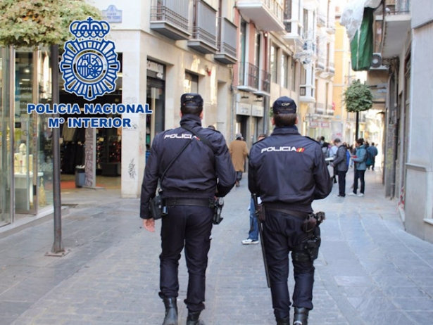 Patrulla policial en Granada (POLICÍA NACIONAL)