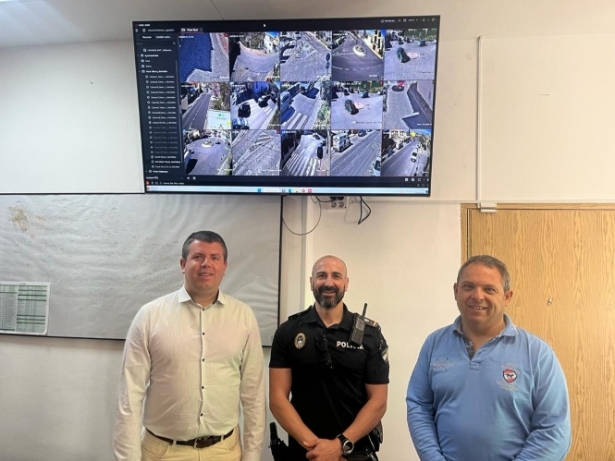 El alcalde y el concejal junto al jefe de la Policía Local de Monachil en el centro de control (AYTO. MONACHIL) El alcalde y el concejal junto al jefe de la Policía Local de Monachil en el centro de control (AYTO. MONACHIL)