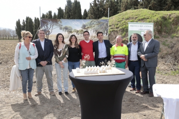 Primera piedra de la residencia canina (JAVIER ALGARRA / AYUNTAMIENTO)