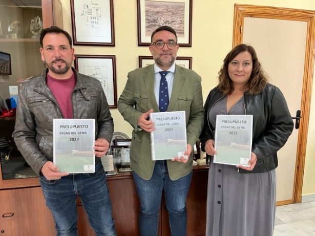 El portavoz de Ahora Vegas, el alcalde y la concejala de Hacienda presentan los presupuestos municipales (AYTO. VEGAS DEL GENIL) El portavoz de Ahora Vegas, el alcalde y la concejala de Hacienda presentan los presupuestos municipales (AYTO. VEGAS DEL GENIL)