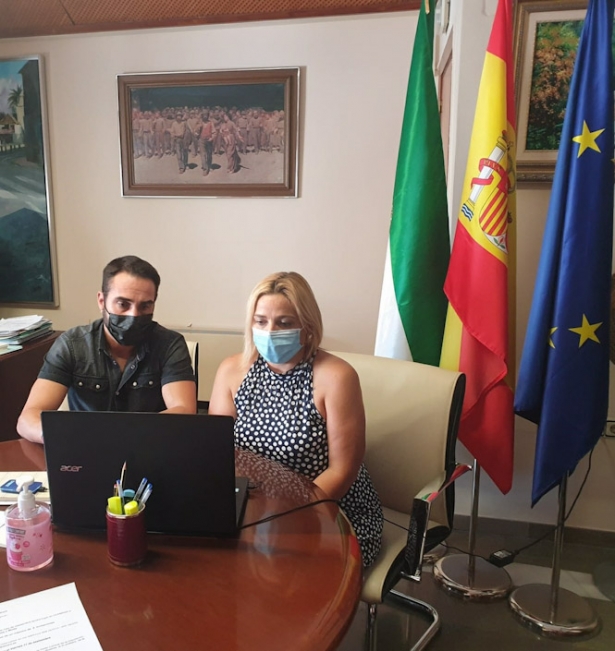 El concejal de Educación y la alcaldesa de La Zubia (AYUNTAMIENTO DE LA ZUBIA)