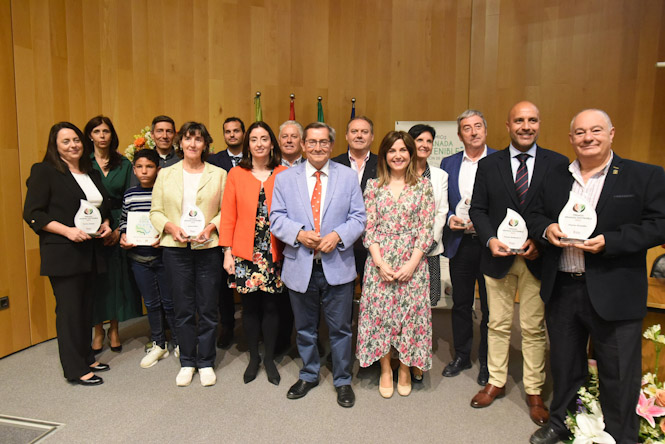 Foto de familia de los galardonados (R. MARTÍNEZ/ DIPGRA)