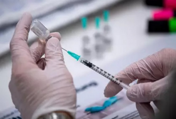 Un profesional sanitario prepara una dosis de la vacuna contra la COVID-19 de Pfizer y BioNTech (LINO MIRGELER/DPA )