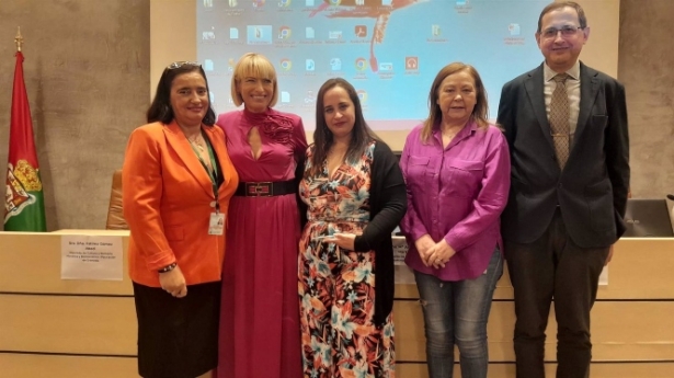 Raquel Jiménez, en el centro, posa con la presidenta de la asociación Parkinson y directivos del hospital (JUNTA DE ANDALUCÍA) Raquel Jiménez, en el centro, posa con la presidenta de la asociación Parkinson y directivos del hospital (JUNTA DE ANDALUCÍA)
