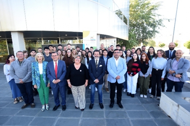 Foto de familia de lso becados en el programa formativo `Puentes` (R. MARTÍNEZ / DIPGRA)