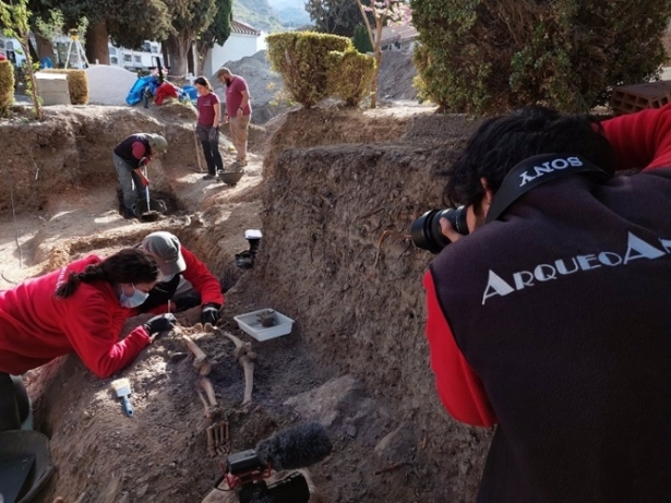 Fosa común en Nigüelas (ARQUEOANTRO)