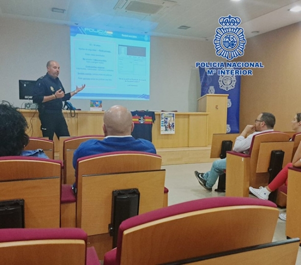 Imagen de la charla (POLICÍA NACIONAL)