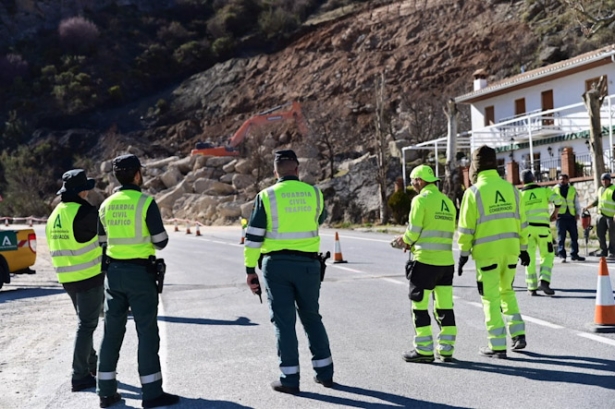 Imagen de archivo de los primeros trabajos en el tramo de la A-395 afectado por desprendimientos. (JUNTA DE ANDALUCÍA)