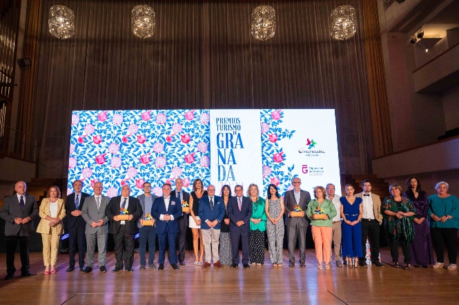 Foto de familia de los galardonados (DIPGRA) 