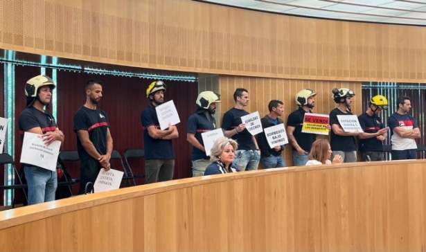 Concentración de bomberos durante el pleno (PP) 