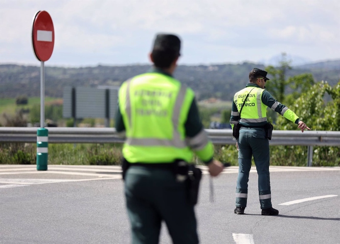 Dos agentes de la Guardia Civil en un control de tráfico (EDUARDO PARRA - EUROPA PRESS) 