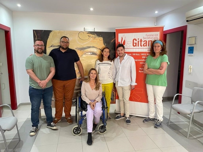 Concha Insúa Con Los Responsables De La Fundación Secretariado Gitano De Granada. (CS)