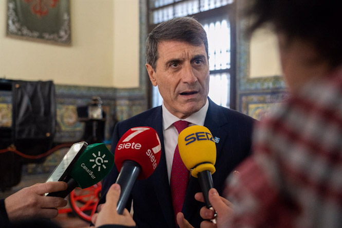El delegado del Gobierno de España en Andalucía, Pedro Fernández atiende a los medios. Archivo (FRANCISCO J. OLMO)