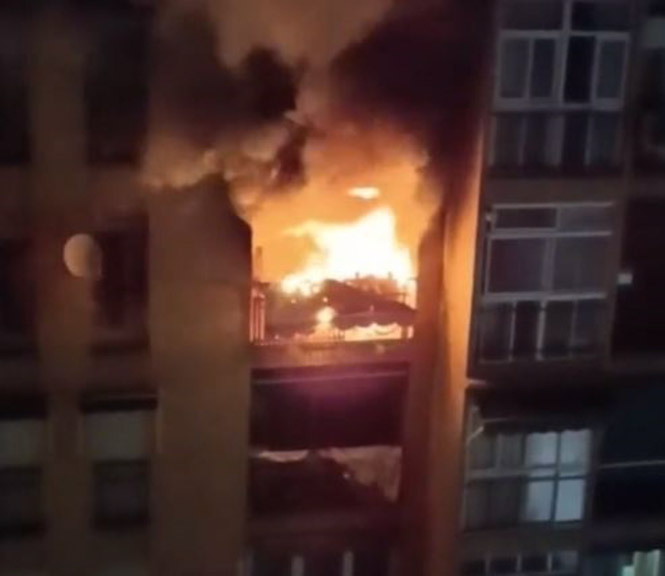 Muere un niño de seis años y herida grave su madre en un incendio en un piso de Granada tras varias deflagraciones (POLICÍA LOCAL DE GRANADA)
